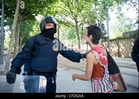 Protesta di indignants (rivoluzione spagnola) e scontri con la polizia in Barcelona vicino al parlamento catalano, Parc Ciutadella Foto Stock