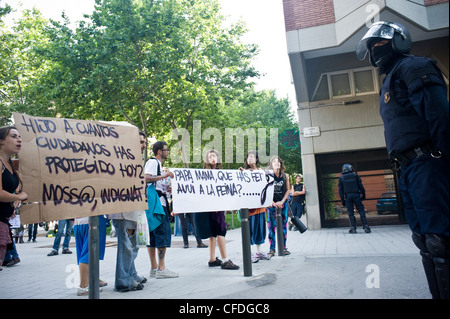 Protesta di indignants (rivoluzione spagnola) e scontri con la polizia in Barcelona vicino al parlamento catalano, Parc Ciutadella Foto Stock