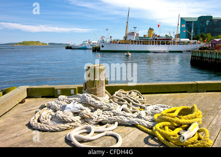 Funi e capstain con museo marino dell'Atlantico nave in background, lungomare di Halifax, Nova Scotia, Canada Foto Stock