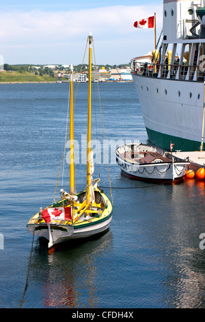 Imbarcazione a vela in legno, Museo Marittimo dell'Atlantico, lungomare di Halifax, Nova Scotia, Canada Foto Stock