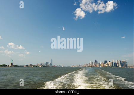 Skyline di Manhattan e la Statua della Libertà si vede da Staten Island Ferry, Manhattan, New York, USA, America Foto Stock