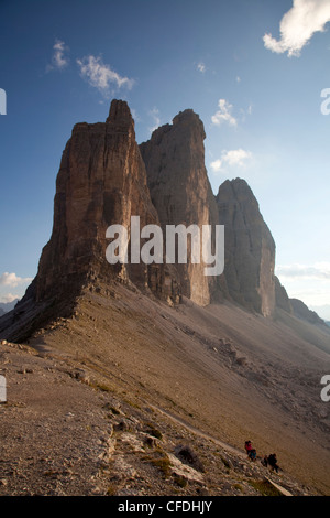 Escursioni a piedi nella parte anteriore delle Tre Cime di Lavaredo, Dolomiti, Alpi orientali, Alto Adige, Provincia Autonoma di Bolzano, Italia, Europa Foto Stock