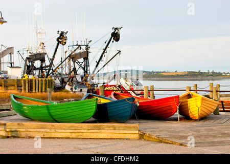 Colorfull dories su Yarmouth waterfront, Nova Scotia, Canada Foto Stock