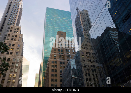 Edifici alti in Park Avenue, Manhattan, New York, USA, America Foto Stock