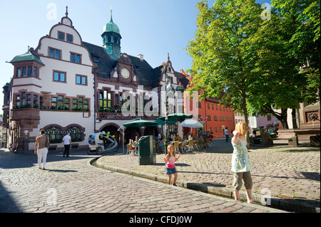 Piazza del Municipio con il nuovo e il vecchio municipio, città vecchia, Freiburg im Breisgau, Baden-Württemberg, Germania Foto Stock