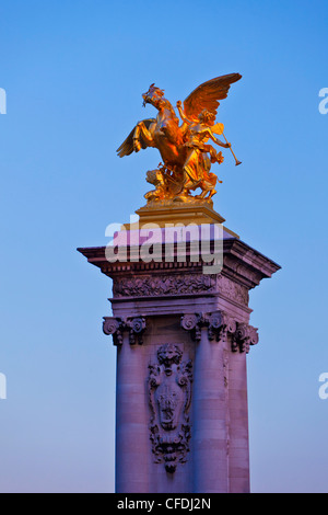 Scultura dorato della fama di ritegno, Pegasus ponte Alexandre III, Parigi, Francia, Europa Foto Stock