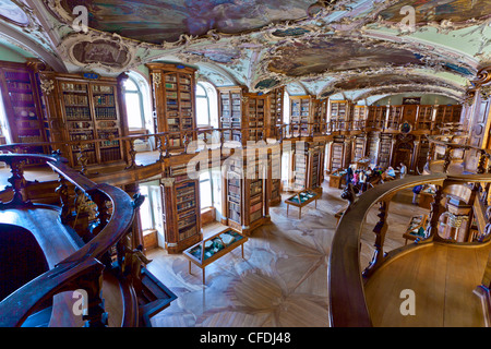 Stile rococò Abbey Library, che contiene la più antica biblioteca raccolta nel paese, San Gallo, Svizzera, Europa Foto Stock