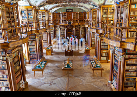 Stile rococò Abbey Library, che contiene la più antica biblioteca raccolta nel paese, San Gallo, Svizzera, Europa Foto Stock