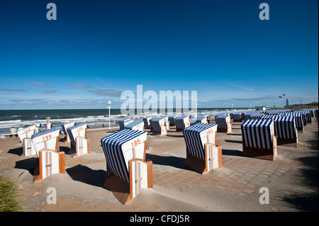 Coperto e sedie da spiaggia in vimini a promenade, Norderney, Est Isole Frisone, Bassa Sassonia, Germania Foto Stock