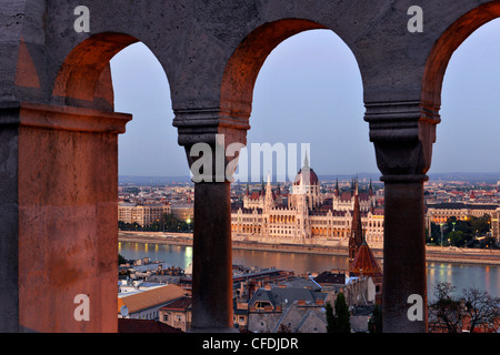 La vista dal Bastione del Pescatore sulla casa del Parlamento al fiume Danubio, Budapest, Ungheria, Europa Foto Stock