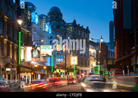 Theatreland in serata, Shaftesbury Avenue, London, England, Regno Unito, Europa Foto Stock