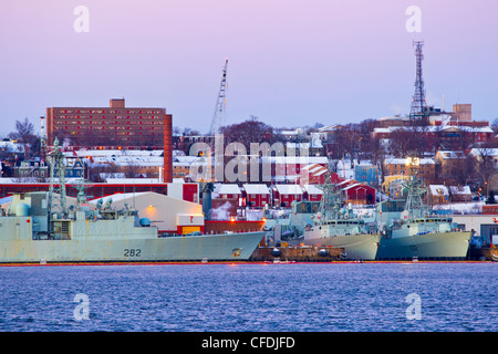 Navi della Marina militare legato fino a costruzioni navali, lungomare di Halifax, Nova Scotia, Canada Foto Stock