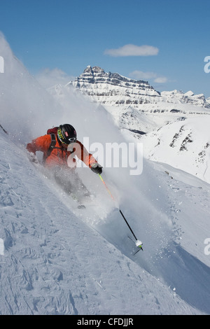 Giovane uomo polvere di sci presso il Lago Louise Ski Area, il Parco Nazionale di Banff, Alberta, Canada. Foto Stock