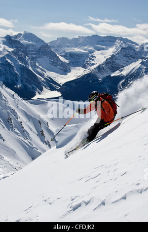 Giovane uomo polvere di sci presso il Lago Louise Ski Area, il Parco Nazionale di Banff, Alberta, Canada. Foto Stock