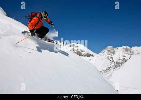 Giovane uomo polvere di sci presso il Lago Louise Ski Area, il Parco Nazionale di Banff, Alberta, Canada. Foto Stock