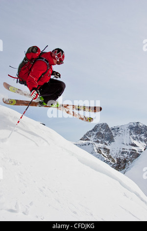 Giovane uomo polvere di sci presso il Lago Louise Ski Area, il Parco Nazionale di Banff, Alberta, Canada. Foto Stock