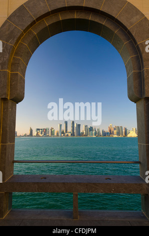 Skyline della città dal Museo di Arte Islamica, Doha, Qatar, Medio Oriente Foto Stock