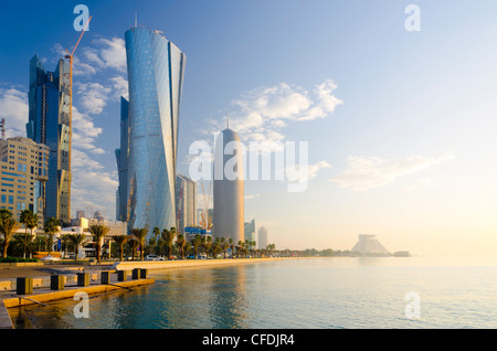 Torre di Palme, Al Bidda e torre Burj Qatar sulla skyline, Doha, Qatar, Medio Oriente Foto Stock