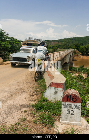 One-lane ponte in prossimità di Ambilobe, Madagascar settentrionale Foto Stock