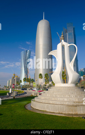 Corniche, Caffettiera scultura con Al Bidda torre Burj Qatar e Torre di Palme dietro, Doha, Qatar, Medio Oriente Foto Stock