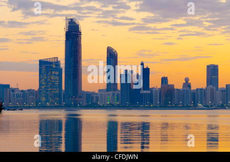 Skyline della città all'alba, Abu Dhabi, Emirati Arabi Uniti, Medio Oriente Foto Stock