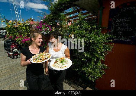 Due server condividono la risata del penny Palappopular Foto Stock