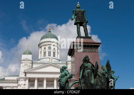 Statua di Alessandro II con sea gull sulla testa di fronte la Cattedrale di Helsinki Helsinki, Finlandia meridionale, Finlandia Foto Stock