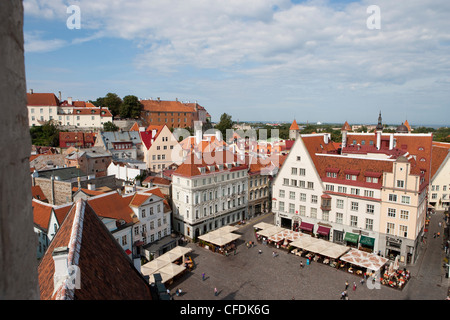 Vista sulla piazza del Municipio (Raekoja plats) dal Municipio torre, Tallinn, Harjumaa, Estonia Foto Stock