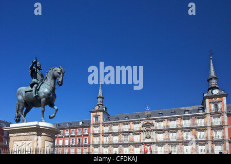 Casa Panaderia e statua di FELIPE III su un cavallo, Plaza Mayor, Madrid, Spagna, Europa Foto Stock