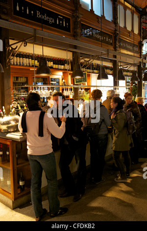 Lo spagnolo potrete gustare tapas e vino nel mercato coperto, il Mercado de San Miquel, Madrid, Spagna, Europa Foto Stock