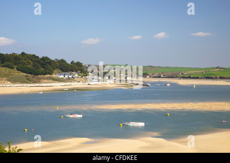 Villaggio rupestre guardando da Padstow, Camel Estuary, North Cornwall, England, Regno Unito, Europa Foto Stock