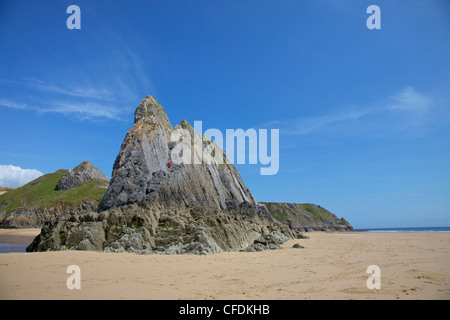 Due arrampicatori sul,scogliere spiaggia in primavera sole mattutino, Penisola di Gower, Contea di Swansea, Wales, Regno Unito Foto Stock