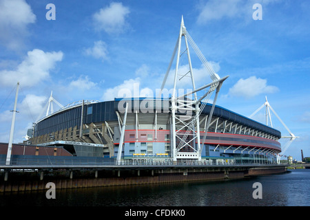 Millennium Stadium e il fiume Taff, da Fitzhamon Embankment, Cardiff, South Glamorgan, South Wales, Regno Unito Foto Stock