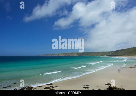 Coppia giovane sulla spiaggia di Sennen Cove nel sole estivo, West Penwith, Cornwall, England, Regno Unito, Europa Foto Stock