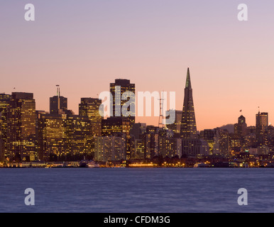 Tramonto sulla skyline della città di San Francisco nel distretto finanziario di San Francisco, California, Stati Uniti d'America Foto Stock