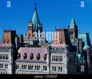 Blocco di Centro con la Biblioteca del palazzo del parlamento in background, il Parlamento del Canada edifici, Ottawa, Ontario, Canada Foto Stock