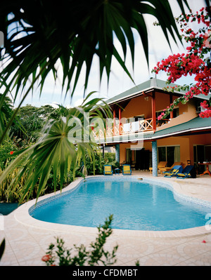 Piscina deserta di La Diguoise Guesthouse in La Passe, La Digue La Digue e isole interne, Repubblica delle Seicelle, Oceano Indiano Foto Stock