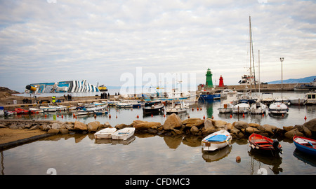 Una vista attraverso la porta di Isola del Giglio, Italia a scatafascio Costa Concordia Foto Stock