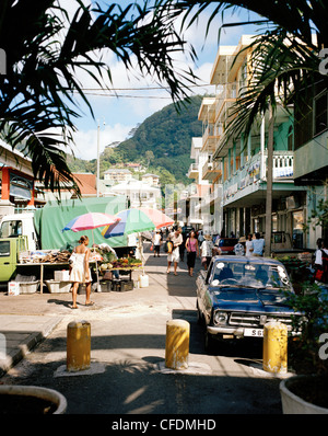 Persone su Market street presso la capitale Victoria, District Greater Victoria, Mahe, Repubblica delle Seicelle, Oceano Indiano Foto Stock