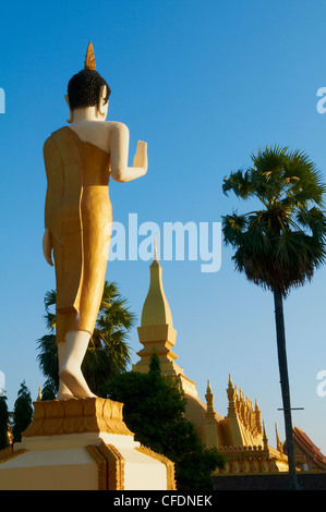 In piedi grande statua del Buddha, Pha That Luang tempio, Vientiane, Laos, Indocina, Asia sud-orientale, Asia Foto Stock