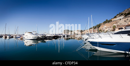 Panorama di barche nel porto di Mascarat Costa Blanca, Spagna. Foto Stock