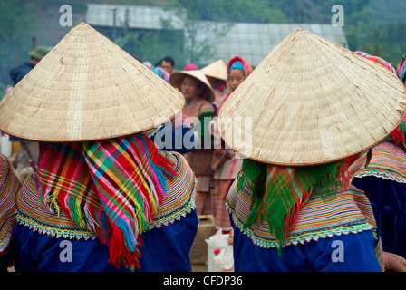 Fiore di etnia Hmong gruppo A può cau mercato, Bac ha area, Sapa regione nel Nord Vietnam, Vietnam, Indocina, Asia sud-orientale, Asia Foto Stock