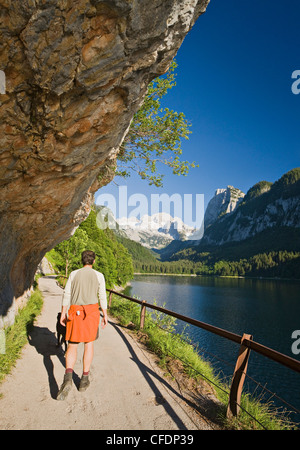 Escursionista presso il lago Gosausee, Gosau, monti Dachstein, Salzkammergut, Austria superiore, Austria, Europa Foto Stock