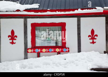 Red Fleur de Lis su dipinta su un inverno cottage in Mont-Tremblant, Quebec, Canada Foto Stock