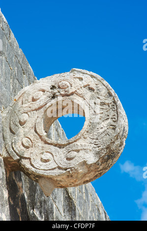 Uno dei cerchi di pietra nella grande palla (Gran Juego de Pelota), antiche rovine Maya di Chichen Itza, Yucatan, Messico Foto Stock