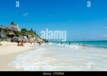 Spiaggia sulla costa caraibica al di sotto dell'antico sito Maya di Tulum, Quintana Roo, Messico Foto Stock