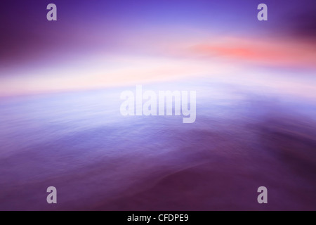 Il movimento delle onde sfocata e il cielo, il Lago Winnipeg, vicino a Gimli, Manitoba, Canada. Foto Stock