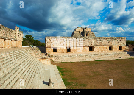La piramide del mago e Cuadrangulo de las Monjas (delle Monache del quadrangolo), Uxmal, stato dello Yucatan, Messico Foto Stock
