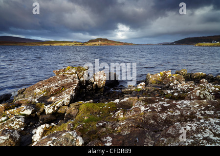 Condizioni tempestose a Loch Dunvegan, Isola di Skye in Scozia, Regno Unito, Europa Foto Stock