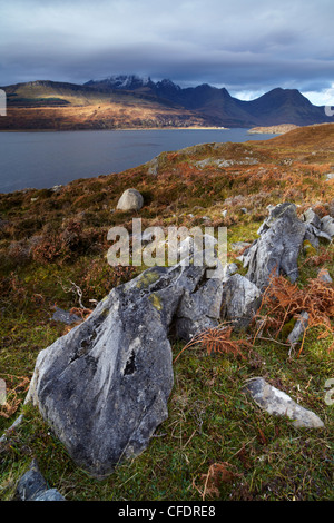 Una vista verso Blabheinn e il Cuillin Hills sul Loch Slapin, a sud dell'Isola di Skye in Scozia, Regno Unito Foto Stock